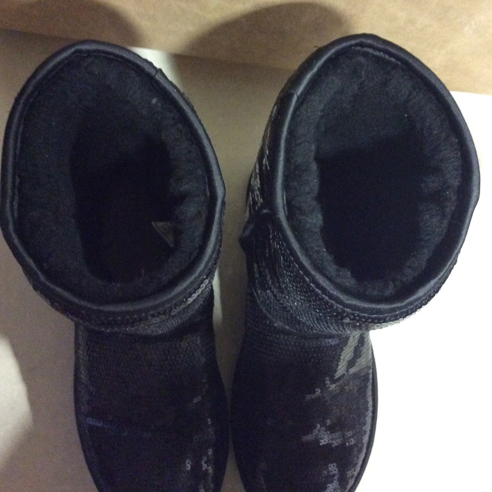 UGGS - Picture 5 of 5